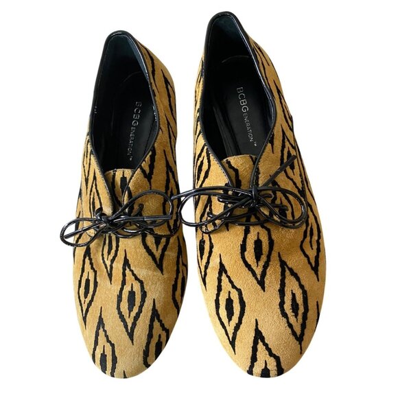 BCBG Shoes - BCBG Generation Shoes Lace up Oxford Flats Black & Tan Print Size 7.5